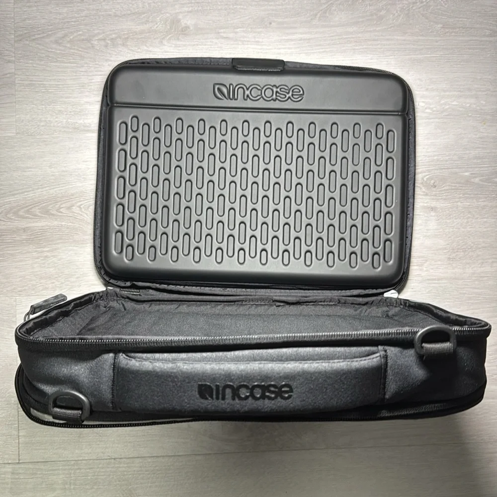 Incase 13” laptop bag - Picture 3 of 7